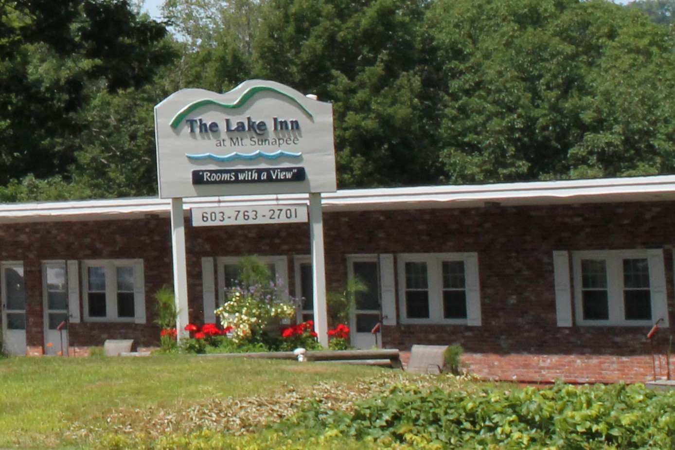 Lake Inn Sign