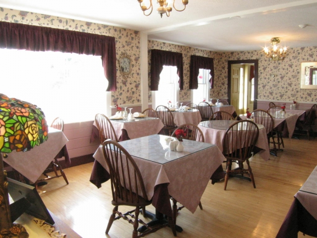 Dining Room Seating Capacity: 26 people - classroom, theatre, U or L styles